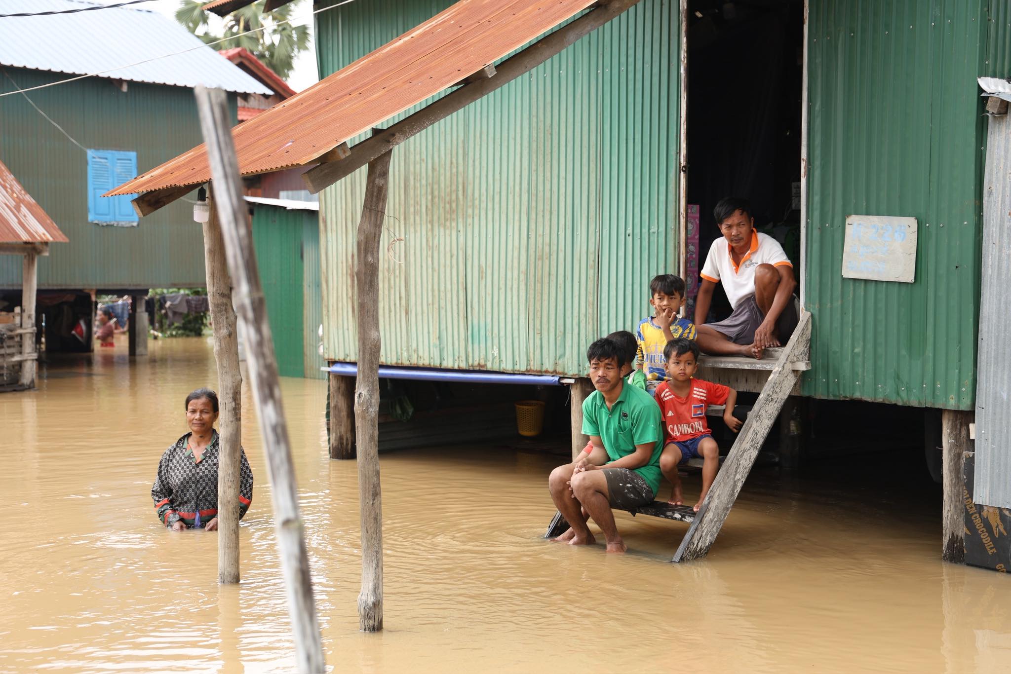 ជំនន់ទឹកភ្លៀងនៅខេត្តពោធិ៍សាត់ ប៉ះពាល់ពលរដ្ឋប្រមាណ ៣,៥០០ គ្រួសារ និងបង្ខំឱ្យជម្លៀស ៥៤៥ គ្រួសារ