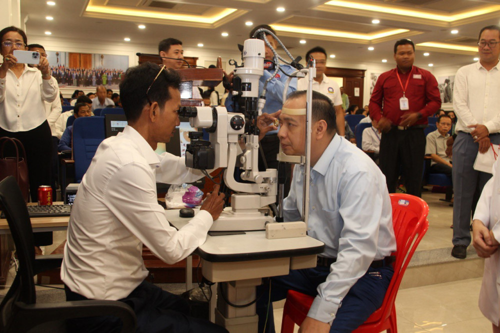 គ្រូពេទ្យភ្នែកគៀនឃ្លាំងព្រមាន៖ ជាង ៧០% នៃពលរដ្ឋកម្ពុជាប្រើវ៉ែនតាខុសស្តង់ដារបច្ចេកទេស!