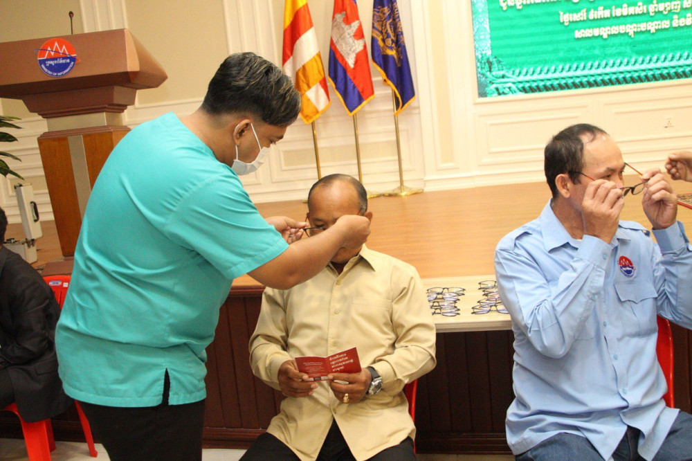 គ្រូពេទ្យភ្នែកគៀនឃ្លាំងព្រមាន៖ ជាង ៧០% នៃពលរដ្ឋកម្ពុជាប្រើវ៉ែនតាខុសស្តង់ដារបច្ចេកទេស!