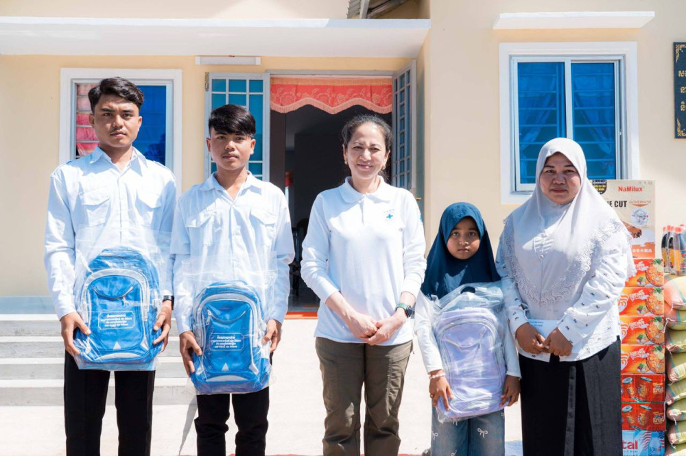 សម្ដេច ហ៊ុន ម៉ាណែត និងលោកជំទាវបណ្ឌិត ផ្ដល់ផ្ទះថ្មីជូនគ្រួសារយុទ្ធជនពលីនៅក្រចេះ៖ ធានាមិនទុកអ្នកណាម្នាក់ឲ្យនៅឯកោ