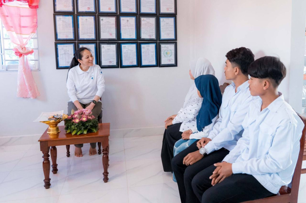 សម្ដេច ហ៊ុន ម៉ាណែត និងលោកជំទាវបណ្ឌិត ផ្ដល់ផ្ទះថ្មីជូនគ្រួសារយុទ្ធជនពលីនៅក្រចេះ៖ ធានាមិនទុកអ្នកណាម្នាក់ឲ្យនៅឯកោ