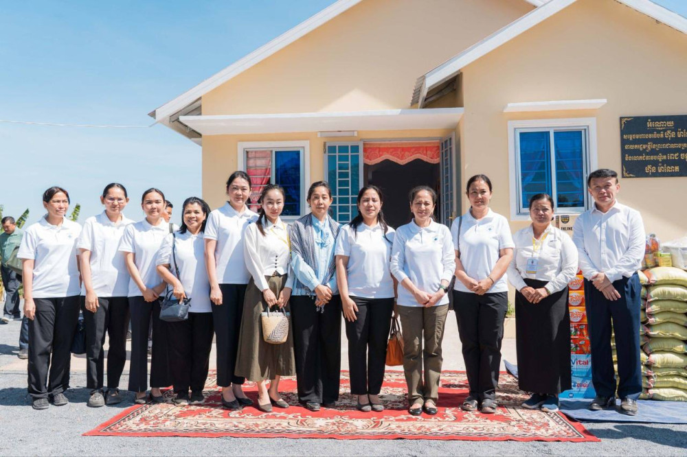 សម្ដេច ហ៊ុន ម៉ាណែត និងលោកជំទាវបណ្ឌិត ផ្ដល់ផ្ទះថ្មីជូនគ្រួសារយុទ្ធជនពលីនៅក្រចេះ៖ ធានាមិនទុកអ្នកណាម្នាក់ឲ្យនៅឯកោ