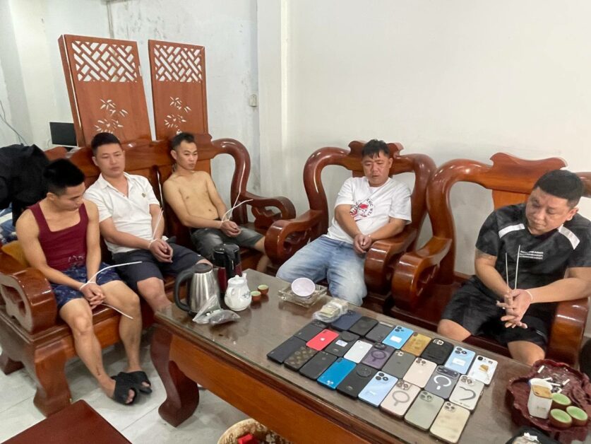 កម្លាំងចម្រុះបង្ក្រាបទីតាំងឆបោកតាមប្រព័ន្ធបច្ចេកវិទ្យានៅក្រុងបាវិត ឃាត់ខ្លួនជនសង្ស័យ ២៨នាក់ និងរឹបអូសវត្ថុតាងជាច្រើន