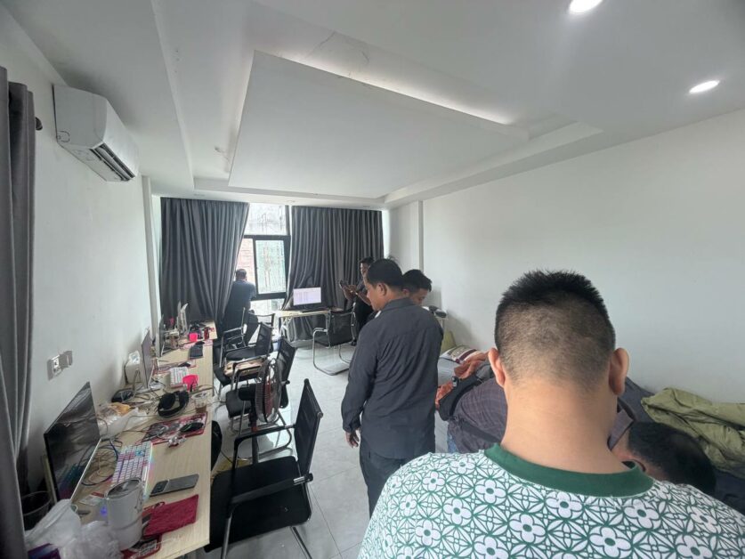 បង្ក្រាប Online Scam នៅបាវិត៖ ឃាត់ខ្លួន ២៨នាក់