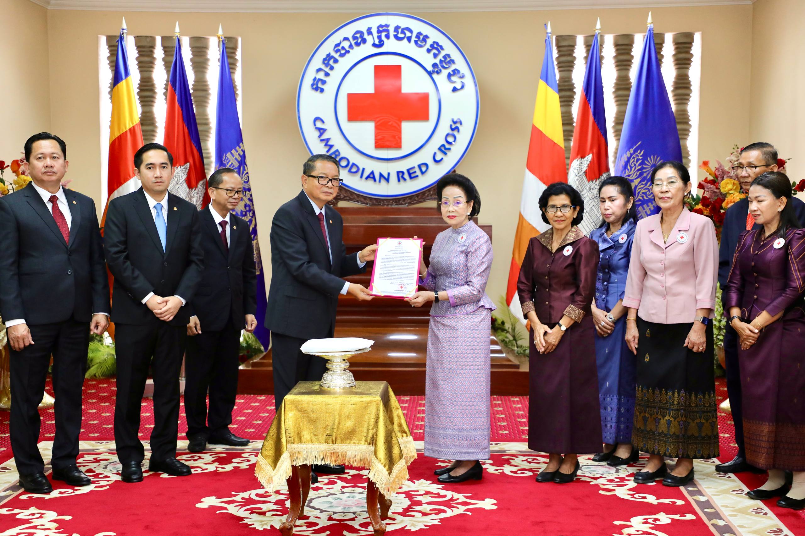 សម្តេចព្រះមហាក្សត្រី ព្រះវររាជមាតា ប្រោសព្រះរាជទានព្រះរាជទ្រព្យ ១០ម៉ឺនដុល្លារ ជួយប្រជារាស្ត្រភៀសសឹកតាមព្រំដែនកម្ពុជា-ថៃ