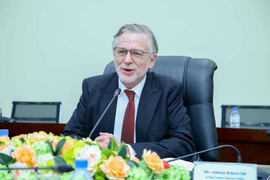 លោក Anthony Gill នាយកស្តីទីរបស់ ADB ប្រចាំកម្ពុជា