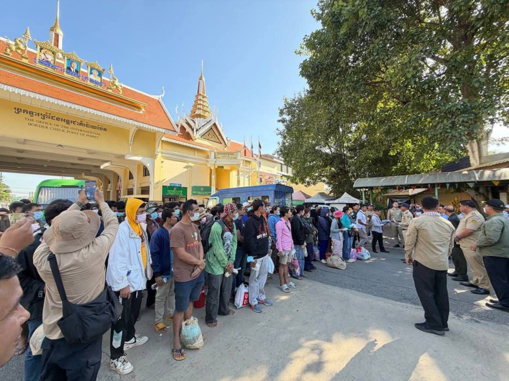 រដ្ឋាភិបាលមិនទុកចោលទេ! ពលករខ្មែរ ១៣៣ នាក់ វិលត្រឡប់ពីថៃ មកដល់ប៉ោយប៉ែត ទទួលស្វាគមន៍យ៉ាងកក់ក្តៅ